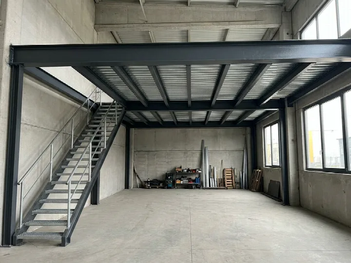 Mezzanine à ossature acier posée dans un atelier